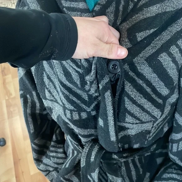 WARM GRAY BLACK GEOMETRIC COAT WITH HOOD perfect for snowy days - Picture 6 of 12